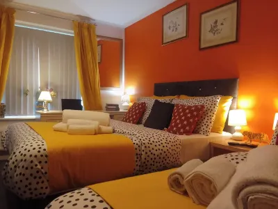 Ideal Home & Cottage Inviting 4 Bedroom Apartments Hotels in Walsall