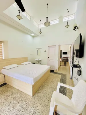 Maganlal Mehta Bhavan Hotels near Kutralam Water falls