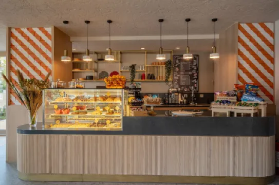 OLI HOTEL & SUITES Отели рядом с достопримечательностью «Актур Парк»