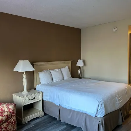Hilltop Inn & Suites