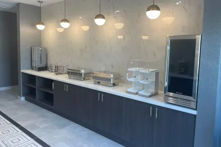 La Quinta Inn & Suites by Wyndham Olive Branch Отели рядом с достопримечательностью «Pink Coconut Boutique»