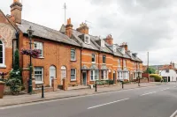 The Emerald - Central Henley 2 Bedroom House - from 145 Per Night Hotels in Bix and Assendon