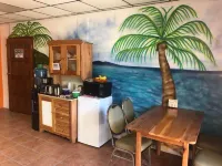 Best Time Inn Hotel - Car Rental Hoteles cerca de Caye Caulker Sign