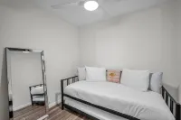 Vista Mar  Scenic 3BR Family Waterfront w Private Dock Hôtels à proximité de : FIU NORTH CAMPUS