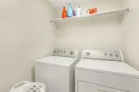 Spacious 5BR Retreat with Game Room, PS5 & Garage - Hot Tub