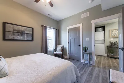 High Above Highlands large 6 bedroom home in fantastic urban area!
