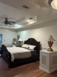 Upstairs bar, palapa, 5 bedroom, king suite, Gig WiFi, great location Marshalls附近的飯店