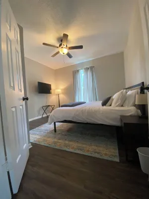 Charming 3-bedroom house with WiFi, Smart TVS and AC in lovely Noblesville