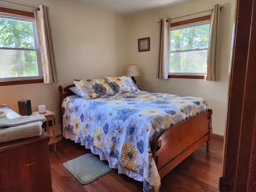 The Country Retreat Farmhouse close to fishing lakes and a scenic parkway