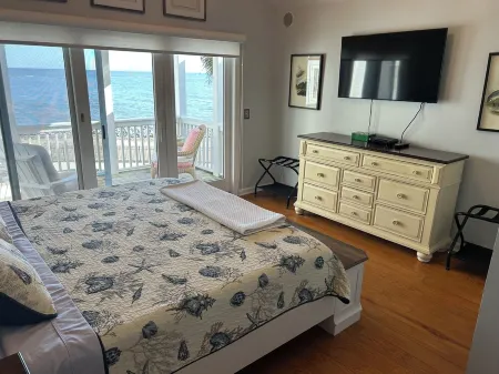 Coastline Cottage with Breathtaking Ocean Views On Fripp Island Wi-Fi, Golf Cart Отели в г. Фрипп Айленд