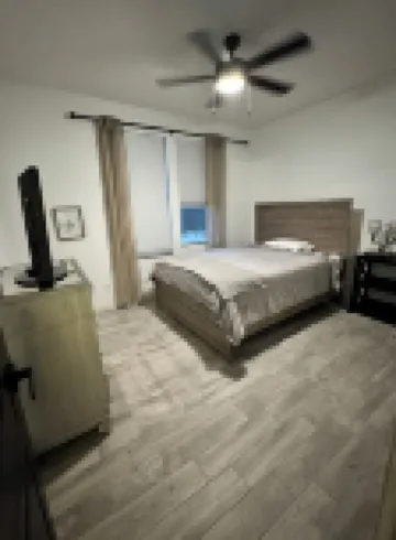 3-bedroom condo in beautiful Scottsdale with AC, WiFi, fitness room