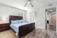 Charming 2-bedroom 1 bath cozy condo  with free bottle of wine and  Smart TVs