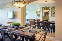Exquisitely Adorned Luxury Unit Right on Flamingo Beach Sleeps 6