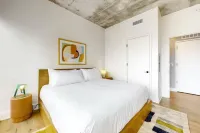 Luxe Rainey St High Rise - Heated Pool - Gym - Atx - Bungalows