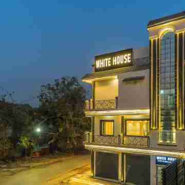 White House Royal Living Hotel Exterior