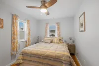 Clean, updated 2-bedroom home, 5 min walk to beach, pets ok, onsite parking! - Boutique