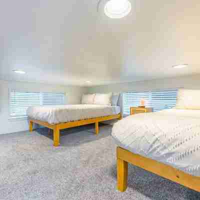 Rainforest Tiny Home Retreat: Boho Rooms