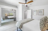 Beautiful 3-Bedroom House with Heated Pool and e-Bikes Near Siesta Key Beach