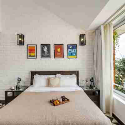 Modern 2BHK w Rooftop Pool 10 Mins Drive to Beach Rooms