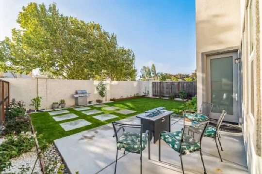 Modern Family-Friendly Home, Napa, Wine Country, Private Backyard, Fire Pit