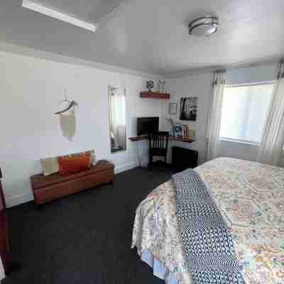 Stylish & Bright , King Bed, Downtown Oasis Rooms