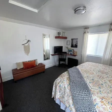 Stylish & Bright , King Bed, Downtown Oasis
