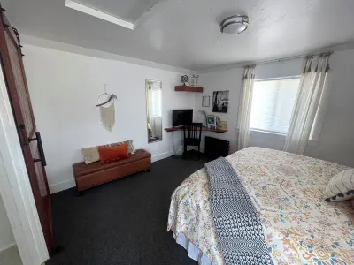 Stylish & Bright , King Bed, Downtown Oasis