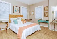 Victoria Home Beachfront 2 Bedroom 2 Bath 4 Bed  Close to Shop Toy for Kids