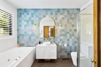 Luxury villa - a stones throw from the lake