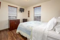 Red cabin with Panoramic Mountain View Cabin for 5