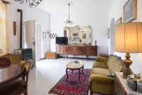 Villa with 2 spacious apartments for 2 x 7 people and swimming pool near Pisa and the sea