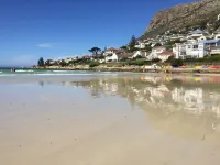Sea Cottage - House - spectacular sea views Hotels in Fish hoek