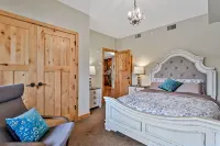 Gorgeous Luxury Mountain View Condo