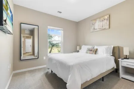 Sophisticated 3BD/2BA Retreat: Pool, Gym, Laundry