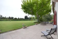 Charming cottage in the countryside between St Rémy de Provence and Avignon Hotels in Eyragues