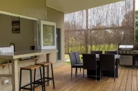 Cosy villa set away from the noisy main road. Close to private beach.