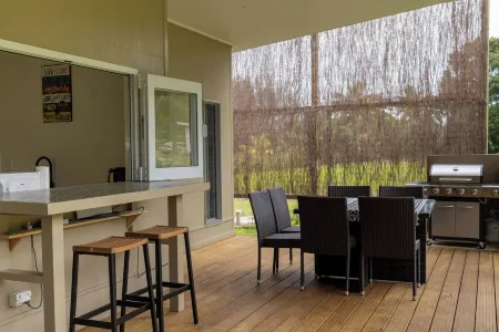 Your Home Away from Home Отели в г. Такитуму Дистрикт