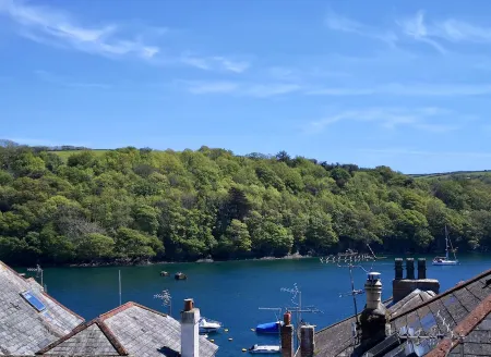 Modern Townhouse In Fowey, Cornwall, England Отели в г. Фоуи