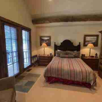 Cozy private cabin with hot tub, and ski in and out Rooms