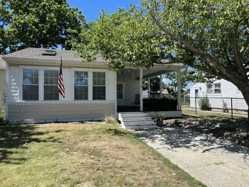 4 Short Blocks to the Beach! Beautiful Sunny Home - Deck & Covered Patio