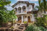 Villa w POOL 2BR/2.5BA Walk To Beach, Shops, Restaurants and MORE