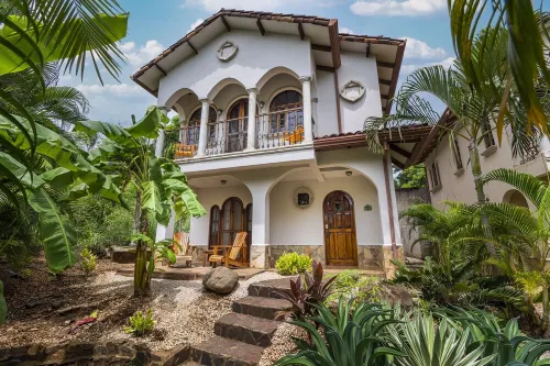 Villa w POOL 2BR/2.5BA Walk To Beach, Shops, Restaurants and MORE