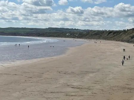 Spacious 3 bedroom house, 5 minutes to the beach, large garden, dogs welcome.