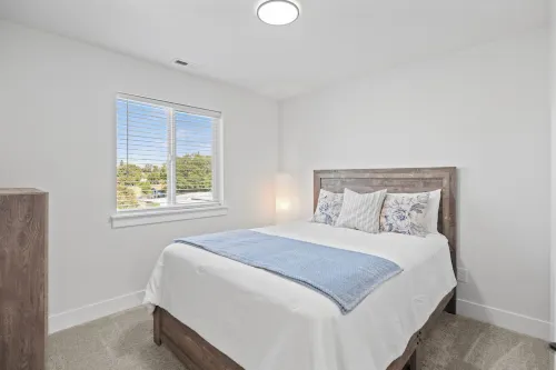 Modern 3Br, Fast WiFi, Free Parking, I-90 Access