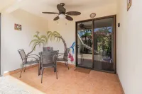 Seaside Solace - 2 Bedrooms 500 Meters To Beach