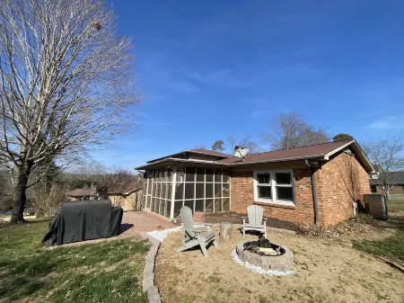 Cozy Ranch by Lake Hickory w/Patio & great Fire Pit