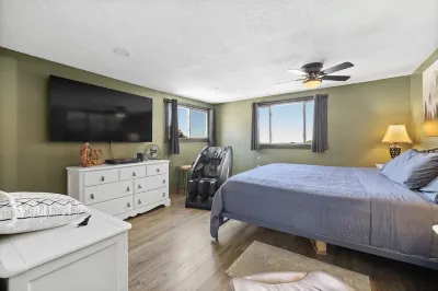 Charming 3-bedroom miners theme with WiFi and AC in fabulous Lead.