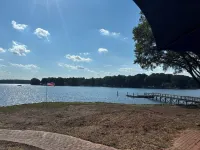 Waterfront Cabin: beach, hot tub, kayaks & panoramic lake views