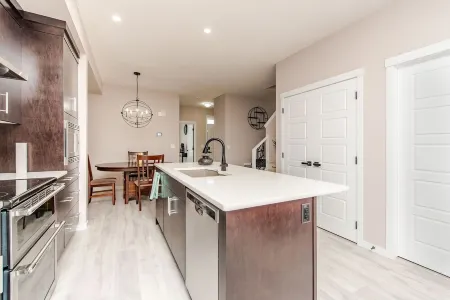 Luxury cozy home in the south of Calgary Отели рядом с достопримечательностью «Парк штата Фиш Крик»