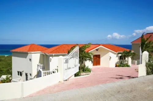 Spacious 3 bedroom villa with pool in Red Pond